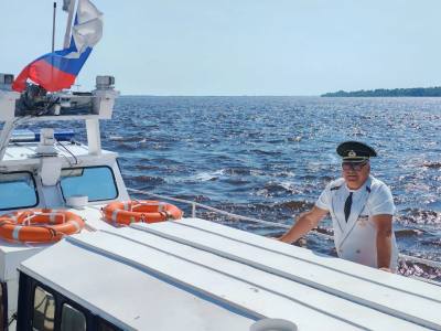 Спасатели Нижневартовска патрулируют акваторию Оби в период половодья Спасатели Нижневартовска патрулируют акваторию Оби в период половодья