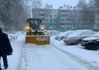 Продолжается плановая уборка снега Продолжается плановая уборка снега