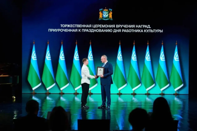 Губернатор Югры вручил награды работникам культуры региона