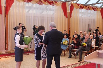 На сцену поднялись сотрудники бюджетных учреждений, медицинские работники, нефтяники, строители, энергетики, предприниматели, представители администрации города, руководители общественных организаций, журналисты.