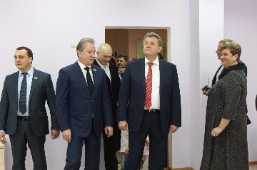 Дети смогут посещать соляную пещеру, заниматься в сенсорной комнате и на компьютерных программах, позволяющих выявить индивидуальные творческие способности, а также заниматься оздоровительной гимнастикой в бассейне, пить кислородные коктейли и фиточаи.