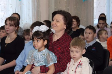 Побывала Наталья Комарова и в нижневартовском центре для детей, оставшихся без попечения родителей «Аистенок». Это одно из четырех подобных социальных учреждений в Югре. За более чем 20-летнюю историю в центре «Аистенок» было воспитано около 800 детей, попавших в трудную ситуацию или оставшихся без попечения родителей. Часть из них вернулась в так называемые кровные семьи, еще полторы сотни воспитанников нашли новых родителей.