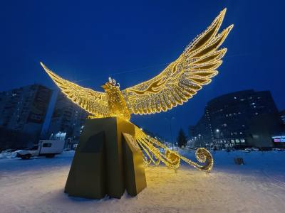 Город надевает праздничный наряд Город надевает праздничный наряд