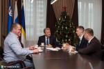 Василий Тихонов вручил знак «Гордость Нижневартовска» чемпиону мира Максиму Храмцову Василий Тихонов вручил знак «Гордость Нижневартовска» чемпиону мира Максиму Храмцову