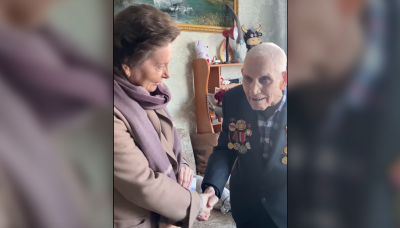 ВЕТЕРАН ВЕЛИКОЙ ОТЕЧЕСТВЕННОЙ ВОЙНЫ ИЗ НИЖНЕВАРТОВСКА ПОДАРИЛ НАТАЛЬЕ КОМАРОВОЙ СВОЮ КНИГУ